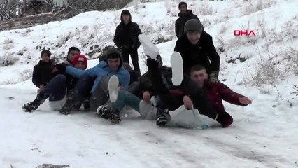Erzurum oltulu çocukların poşetle kayak keyfi