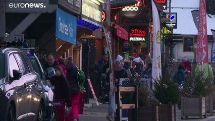 Már 900 fölé emelkedett a koronavírusos halálesetek száma Kínában