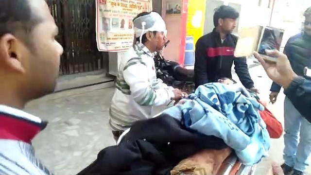 शाहजहांपुर: कार और बाइक की टक्कर, 1 की मौत 3 घायल