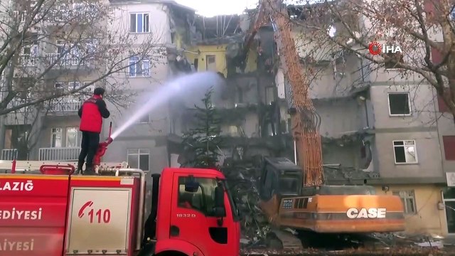 Hasarlı evlerin yıkımında işçinin bayrak hassasiyeti