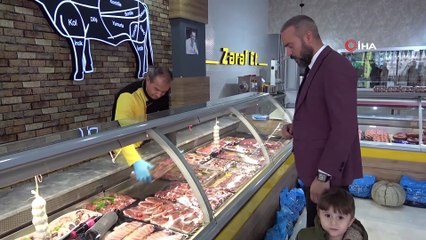 Kasap dükkanında önce et sonra kitap alıyorlar