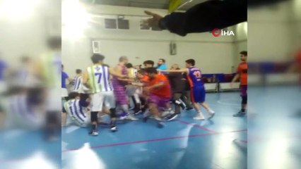 Basketbol maçında hakemlere tekmeli yumruklu saldırı kamerada