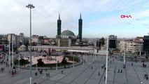 Taksim camisi'nin pencere camları takılıyor