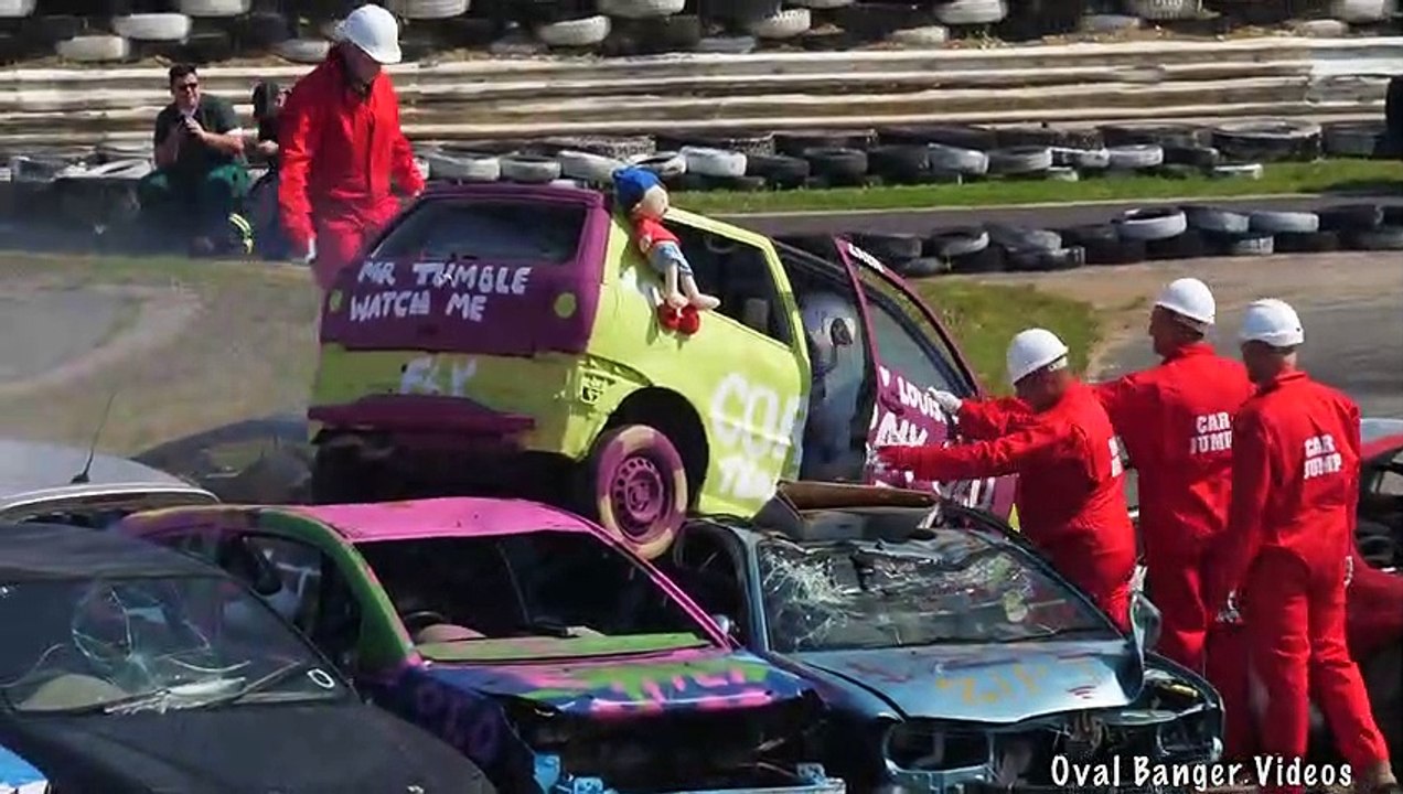 Compétition de saut en voiture !