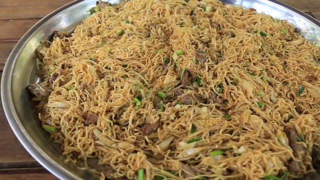 Cambodian food - Fried instant noodle with beef - មីឆាសាច់គោ - ម្ហូបខ្មែរ