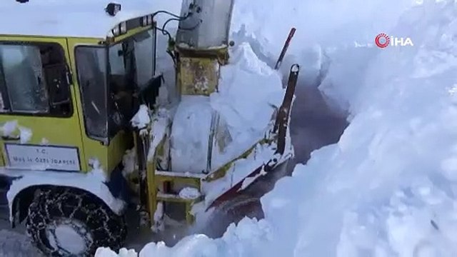 Muş’ta kar kalınlığı iş makinelerinin boyunu aştı