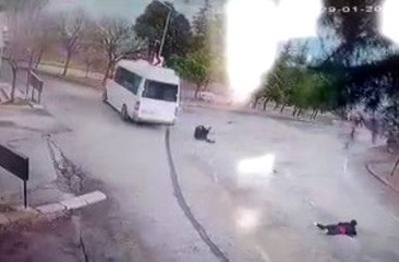 Freni boşalan minibüsten atlayan kadın hastanede yaşam mücadelesi veriyor