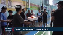 Bobby memberikan kejutan pada wartawan Kota Medan dengan memberi kue di Hari Pers Nasional
