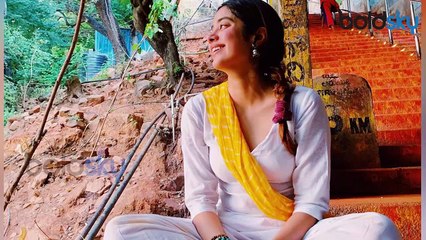 Jahnvi Kapoor ने नंगे पैर Tirupati Balaji Temple की पहाड़ी चढ़ किया दर्शन | Boldsky