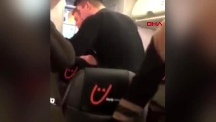 Uçaktan inmek istemeyen alkollü yolcuya meydan dayağı