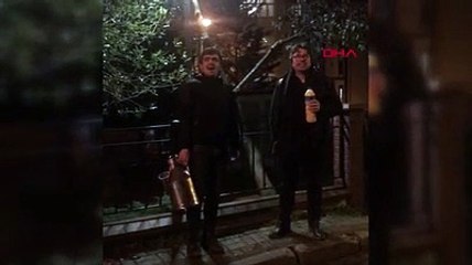 Opera sanatçısı satış yapan bozacıya eşlik etti