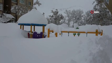 Bitlis adeta kara gömüldü...Evler,arabalar,yollar karın içinde kayboldu