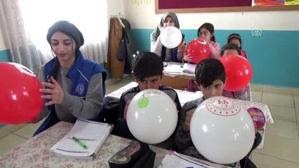 Gönüllü gençler, köy okulundaki çocukların yüzünü güldürdü - MUŞ