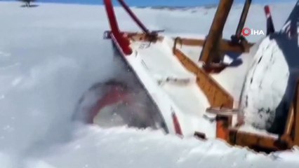 Bingöl’de bir ilçede eğitime ara verildi, kapalı köy yollarında çalışma sürüyor