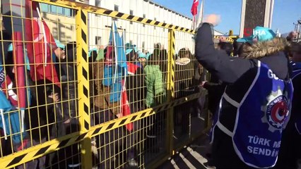 Bursa’da işçiler şalter kapatıp greve gitti