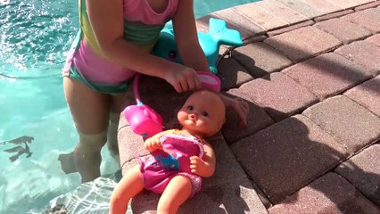 Brincando na Piscina com a minha Bebê