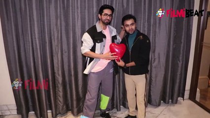 Ayushmann Khurrana & Jitendra Kumar's pose during Shubh Mangal Zyada Saavdhan promotion | FilmiBeat