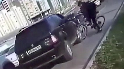Un cycliste bloque la route à un automobiliste