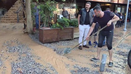 Su borusu patladı, denizin rengi degişti - İZMİR