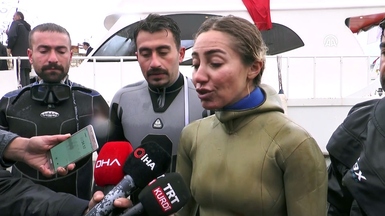 Şahika Ercümen soğuğa aldırmadan Van Gölü'ne daldı - VAN