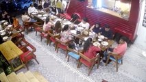Des clients furieux et affamés provoquent une grosse bagarre dans un restaurant