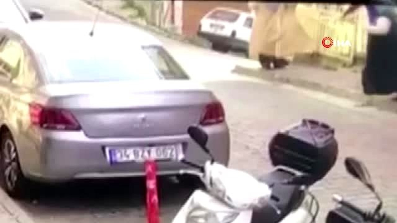 El freni boşalan otomobil geri manevra yaparak binaya çarptı, 5 metreden aşağıya böyle uçtu