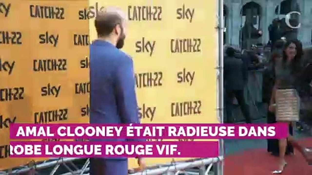 PHOTOS. Oups ! Amal Clooney a évité une chute de justesse dans les rues de New York