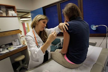 Papillomavirus : la France envisage de recommander le vaccin pour les garçons