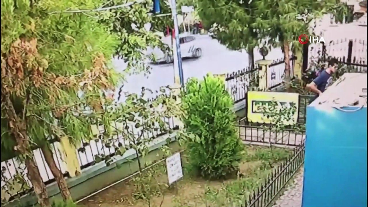 Böyle vicdansızlık görülmedi...Yavru kediyi acımasız tekmelerle böyle öldürdü