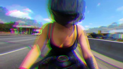 Une célèbre Instagrameuse roule en débardeur en moto