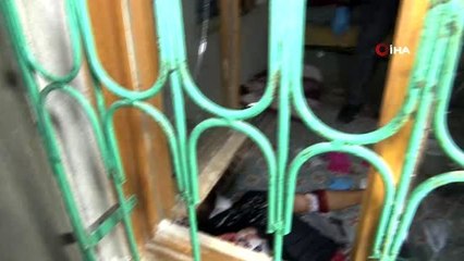 Tartıştığı karısının ve kendisinin boğazını jiletle kesti