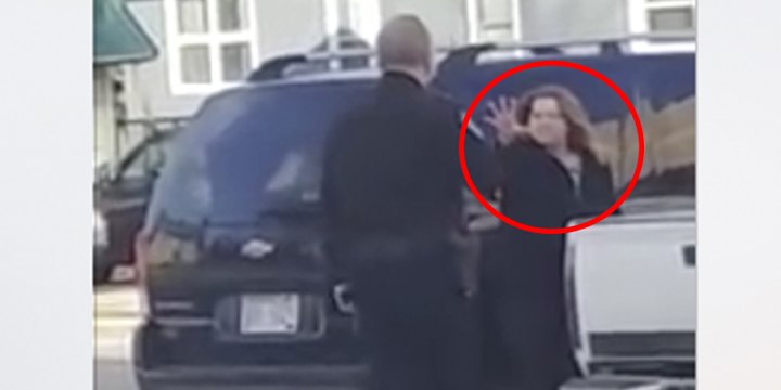 Esta mujer 'con poderes mágicos' recibe una descarga eléctrica por intentar 'expulsar al demonio' de un policía
