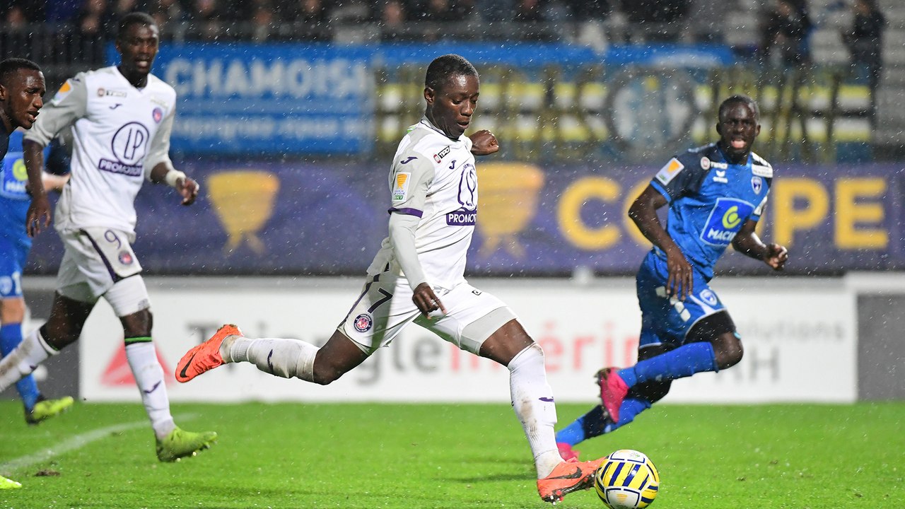 Le but égalisateur de Max-Alain Gradel à Niort en Coupe de la Ligue