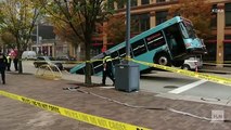 Un Bus avalé par un trou géant en pleine rue