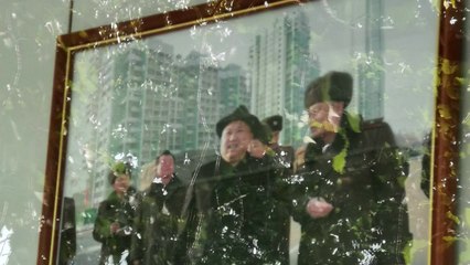 베이징 北대사관에 金 3대 평양건설 사진 게시 / YTN