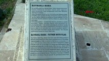 Çanakkale gelibolu'daki türbeyi ziyaret eden herkes türk bayrağı asıyor