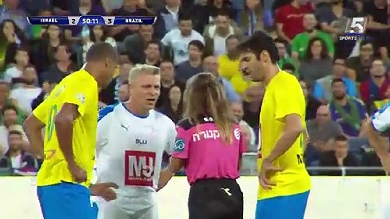 Quand l'arbitre met un jaune à Kaka pour prendre un selfie !