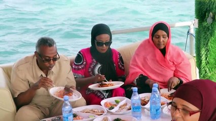 A l'écart des bombes, un havre de paix: le restaurant flottant de Mogadiscio