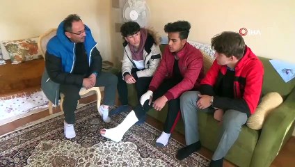 Aniden Yola Atlayan Çocuğu Kurtardı, Kendi Yaralandı