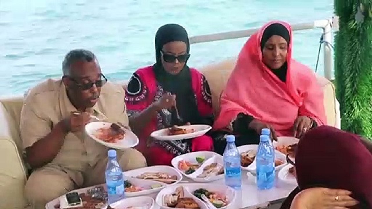 A l'écart des bombes, un havre de paix: le restaurant flottant de Mogadiscio