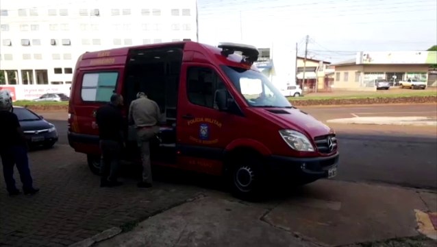 Carro e moto batem no viaduto da Avenida Carlos Gomes