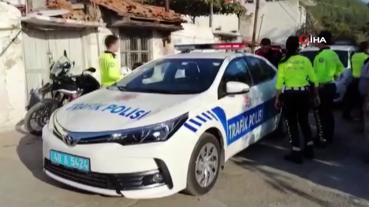 Dur ihtarına uymayan sürücü polis memurunu araç kaportasında metrelerce böyle sürükledi
