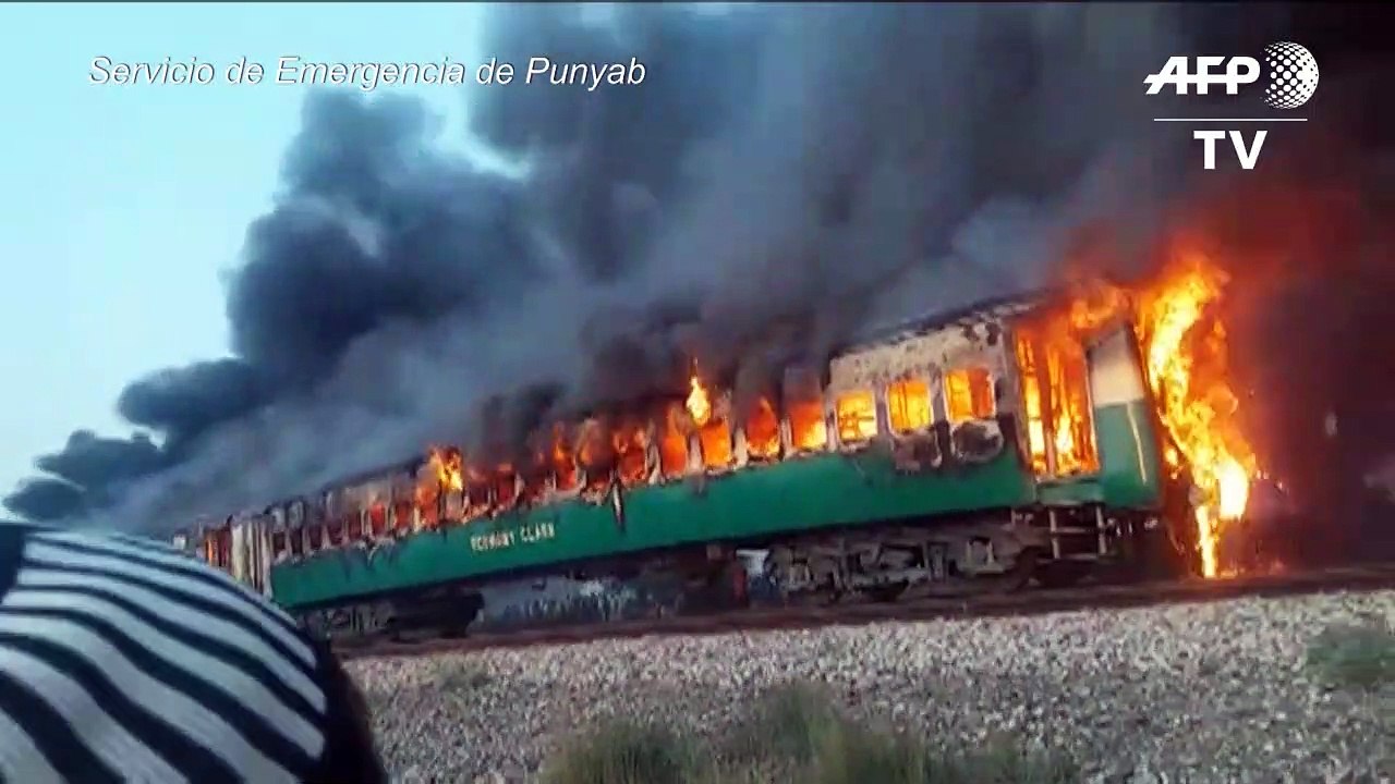 Letal incendio en un tren en Pakistán