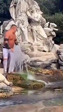 Caserta - Entra con l-auto nella Reggia e si tuffa nella fontana (30.10.19)