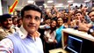 Ganguly took a selfie with fans | ஒரு கூட்டத்தையே மகிழ்ச்சியில் ஆழ்த்திய கங்குலி!