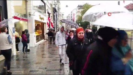 Taksim'de yağmur etkili oluyor