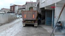 Kadıköy'de hafriyat kamyonunun altında kalan sürücü öldü