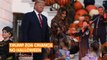 Trump dando doces no Halloween é a coisa mais esquisita que você vai ver hoje