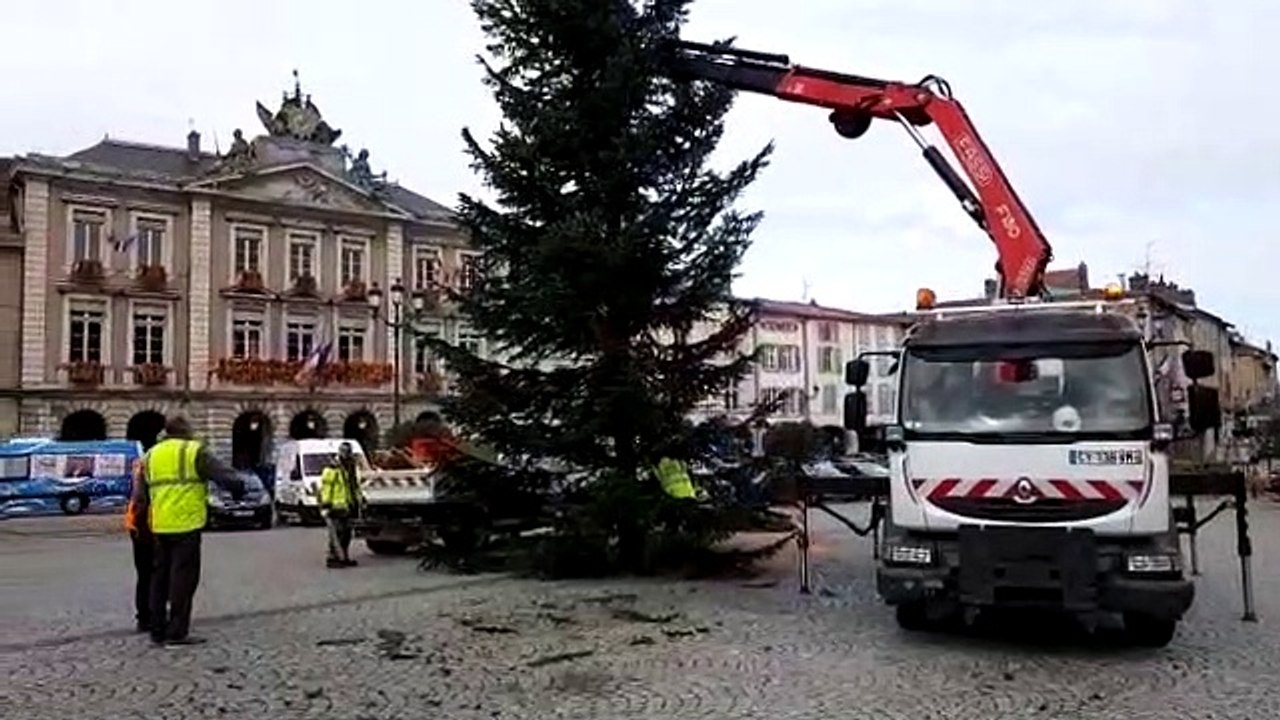 Pont-à-Mousson : la place Duroc a son sapin