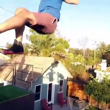 Trampoline du toit de la maison : il fait des sauts impressionnants !